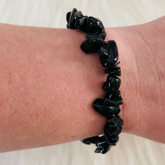 Black Shell Stretch Bracelet - Picture 2 of 4